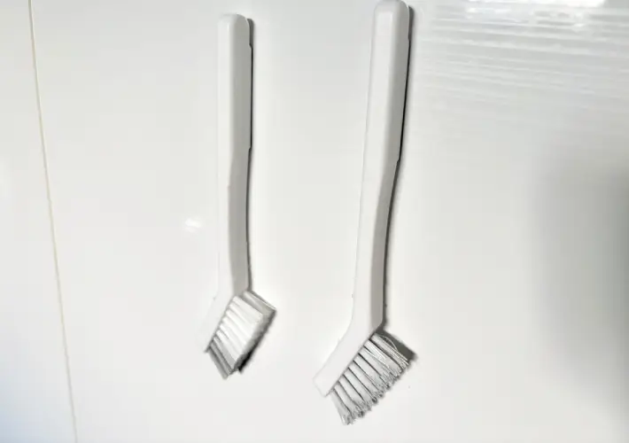 ブラシを壁に磁石で引っ付けた画像（撮影：エニママ）