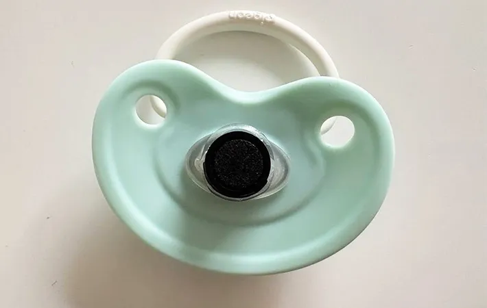 おしゃぶりに磁石を付けた画像（撮影:エニママ）
