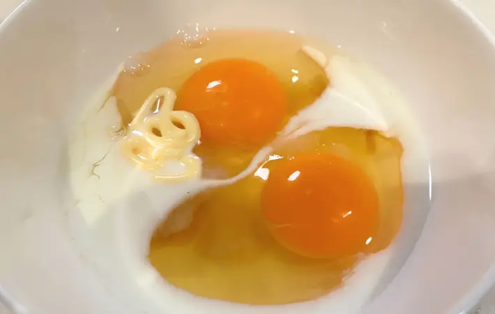 卵に調味料を入れた画像（撮影：エニママ）