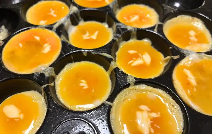 たこ焼き器に卵液を入れた画像（撮影：エニママ）