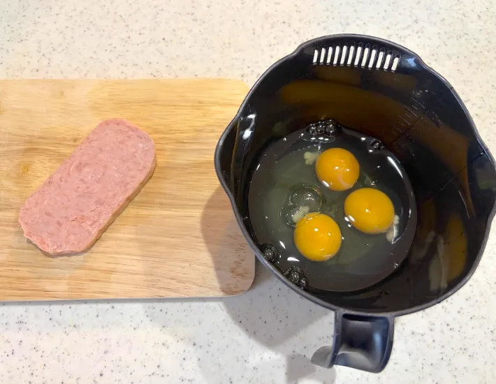 カットしたスパムと卵の画像（撮影：エニママ）