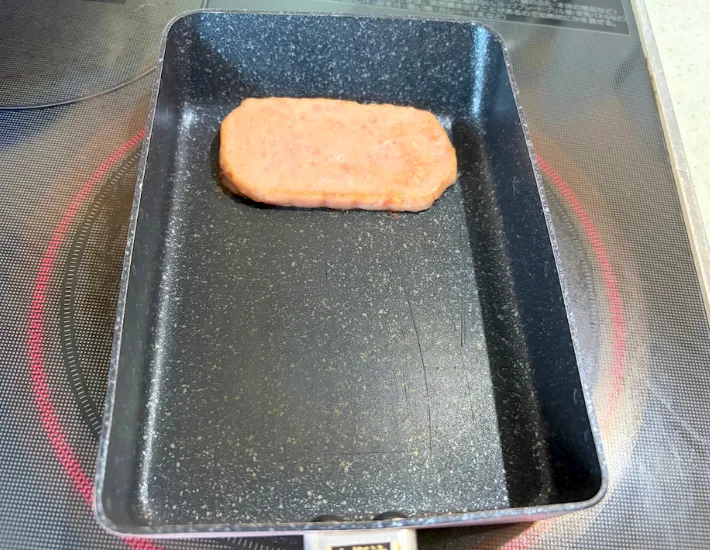 スパムを焼いている画像（撮影：エニママ）