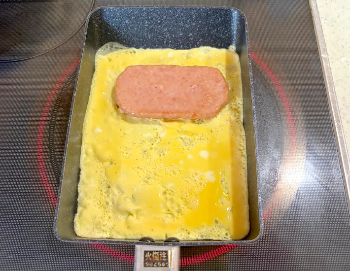 玉子焼きにスパムを置いた画像（撮影：エニママ）