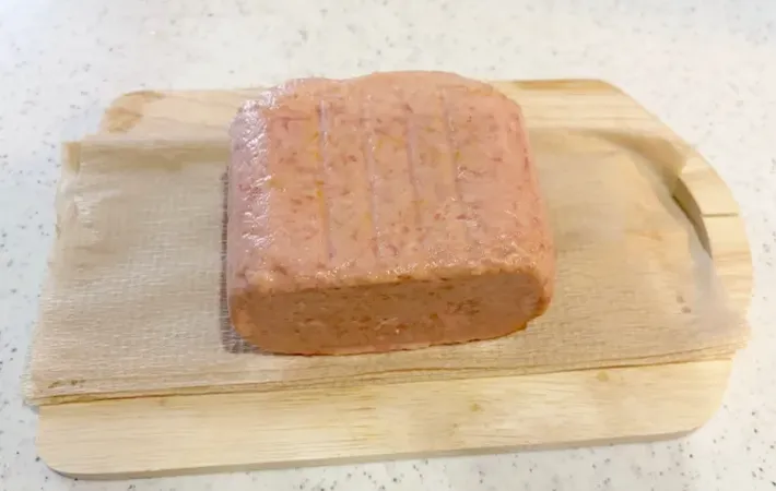 缶から出したスパムの画像（撮影：エニママ）