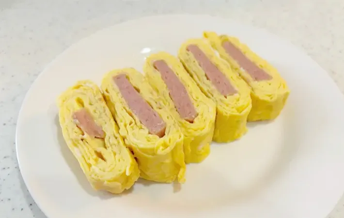 カットしたスパム玉子焼きの画像（撮影：エニママ）