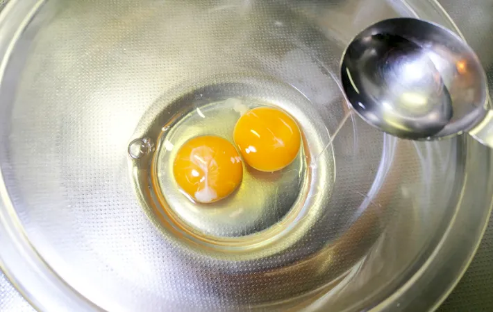 ボウルに卵と水を入れている画像（撮影：エニママ）