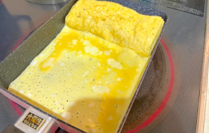 卵を焼いている途中の画像（撮影：エニママ）