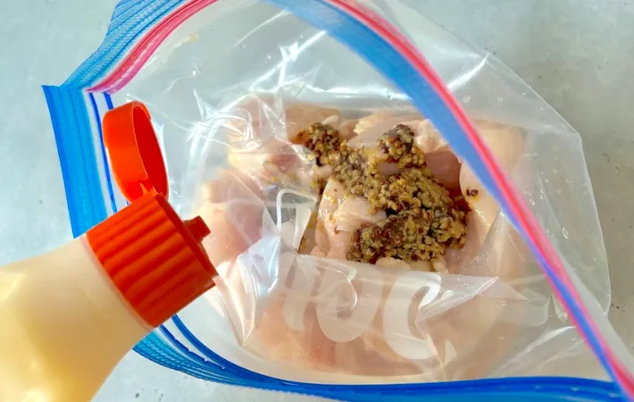 ジッパー付き保存袋に鶏むね肉と調味料を入れる画像（撮影：エニママ）