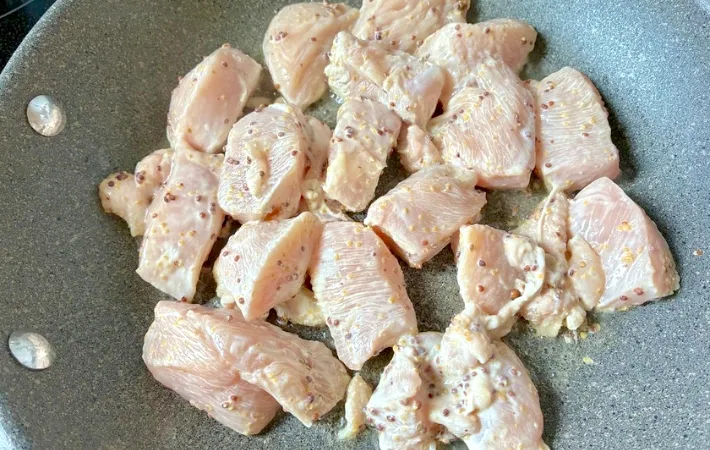 鶏むね肉をフライパンで焼く画像（撮影：エニママ）