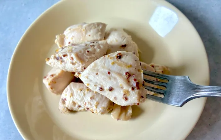 鶏むね肉をフォークで持ち上げる画像（撮影：エニママ）