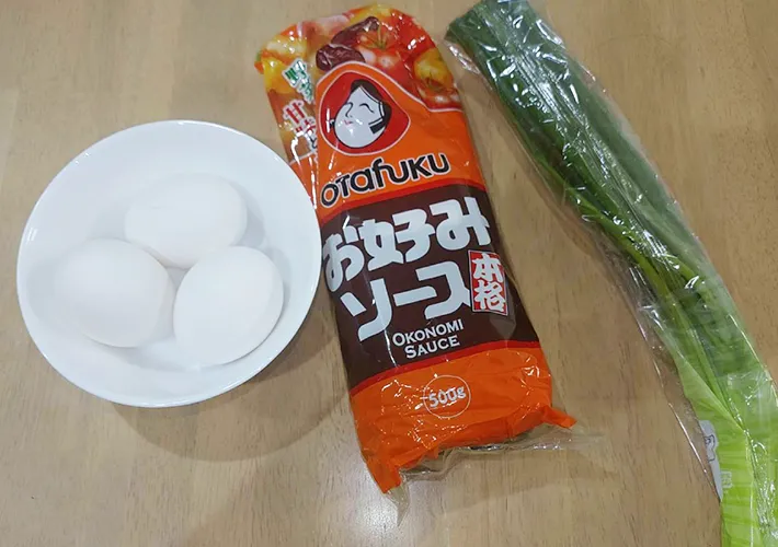 卵、お好みソース、青ネギの画像（撮影：エニママ）