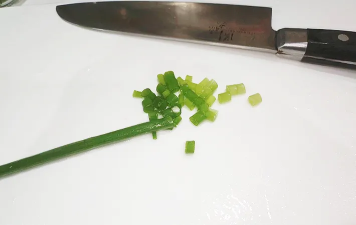 青ネギを切っている画像（撮影：エニママ）