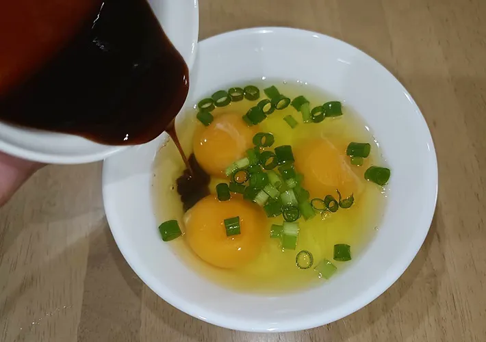 卵液の材料を入れている画像（撮影：エニママ）