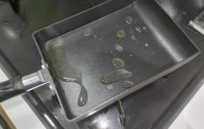 玉子焼き器に油をなじませている画像（撮影：エニママ）