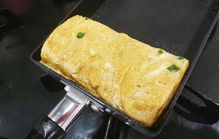 巻き終わったソース入り玉子焼きの画像（撮影：エニママ）