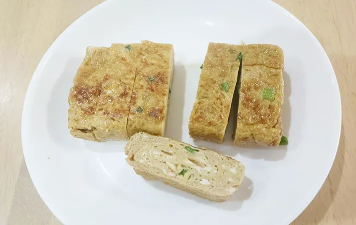 ひと口サイズに切った玉子焼きの画像（撮影：エニママ）