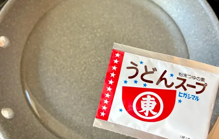 フライパンに「うどんスープ」を入れる画像（撮影：エニママ）