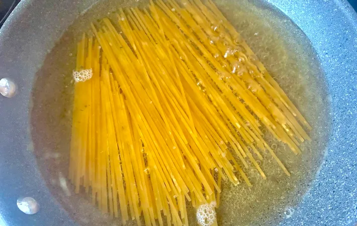 パスタをゆでる画像（撮影：エニママ）