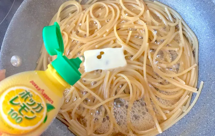 バターとレモン汁を加える画像（撮影：エニママ）