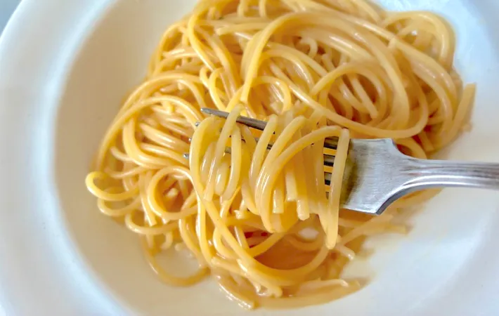 パスタをフォークで持ち上げる画像（撮影：エニママ）