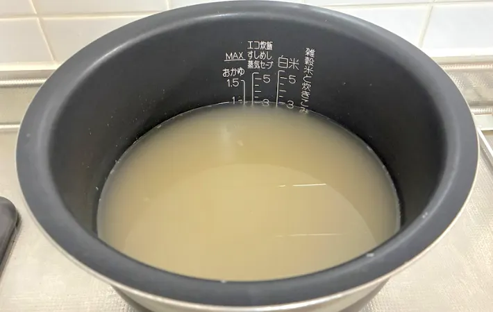 炊飯器に米3合と白だしと水を入れた画像（撮影：エニママ）