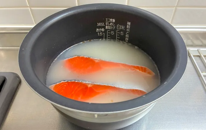 ご飯の上に鮭をのせた画像（撮影：エニママ）