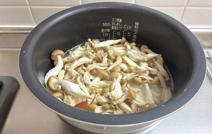 ご飯と鮭の上にしめじをのせた画像（撮影：エニママ）