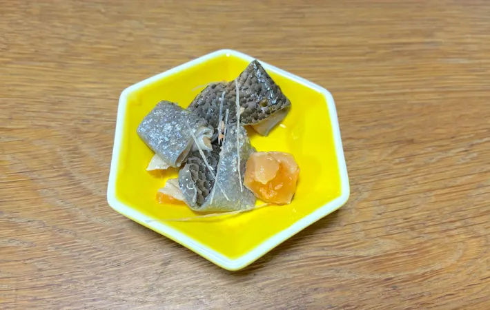 取り出した鮭の皮と骨の画像（撮影：エニママ）