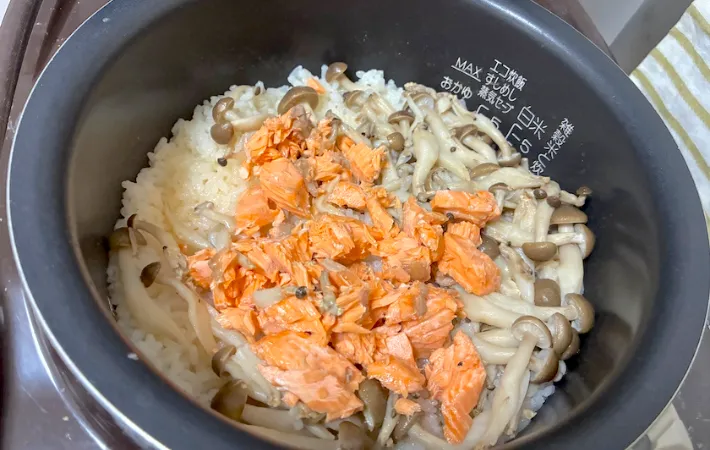 鮭の皮と骨を取ってほぐし、炊飯器に戻した画像（撮影：エニママ）