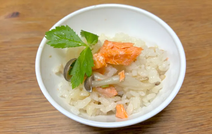 器に炊き込みご飯を入れて三つ葉をのせた画像（撮影：エニママ）