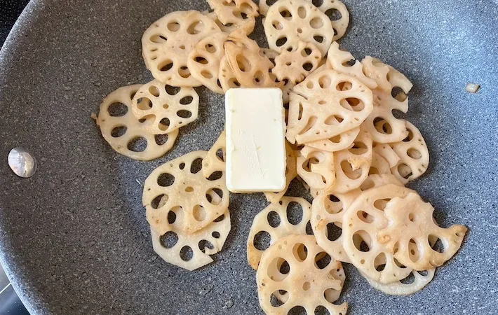 フライパンにバターを加える画像（撮影：エニママ）