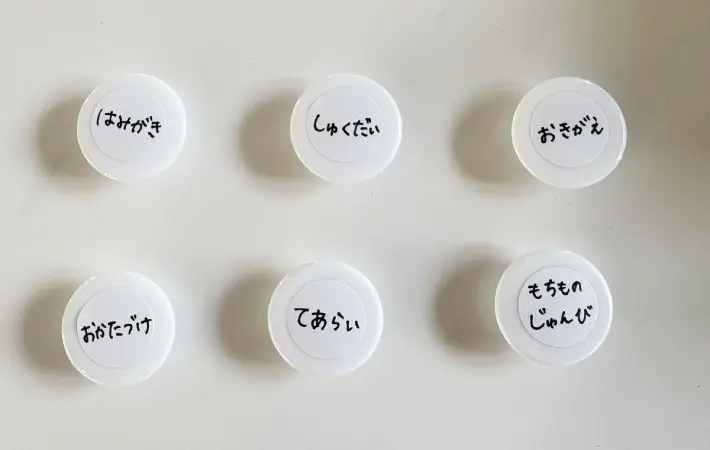 マグネットにステッカーを貼った画像（撮影：エニママ）