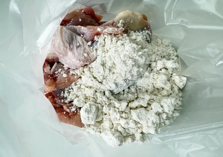 ポリ袋に鶏もも肉とお好み焼き粉を入れた画像（撮影：エニママ）