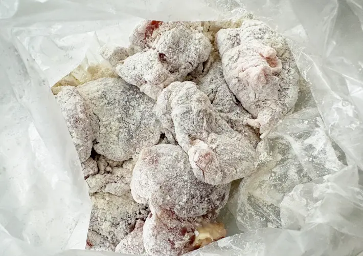 鶏もも肉にお好み焼き粉をまぶした画像（撮影：エニママ）