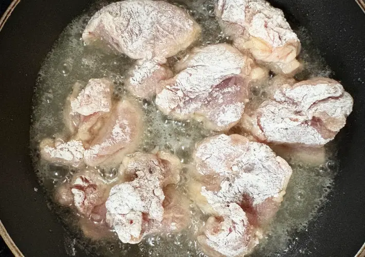 鶏もも肉をフライパンに並べた画像（撮影：エニママ）