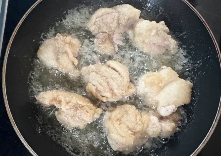 鶏もも肉を揚げている画像（撮影：エニママ）