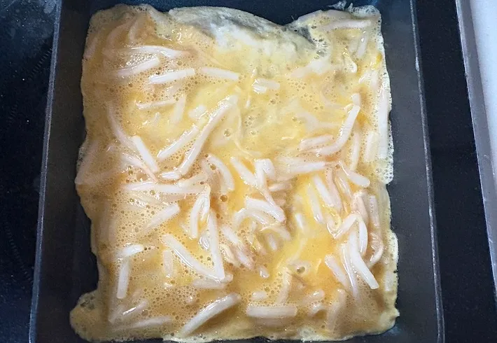 フライパンに卵液を流し入れた画像（撮影：エニママ）