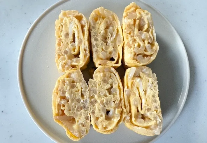 カットした「もやし入り玉子焼き」の画像（撮影：エニママ）