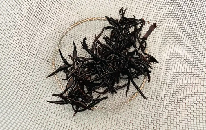 ザルでめひじきの水を切っている画像（撮影：エニママ）