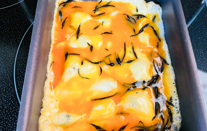 玉子焼き器に卵液を流し入れた画像（撮影：エニママ）
