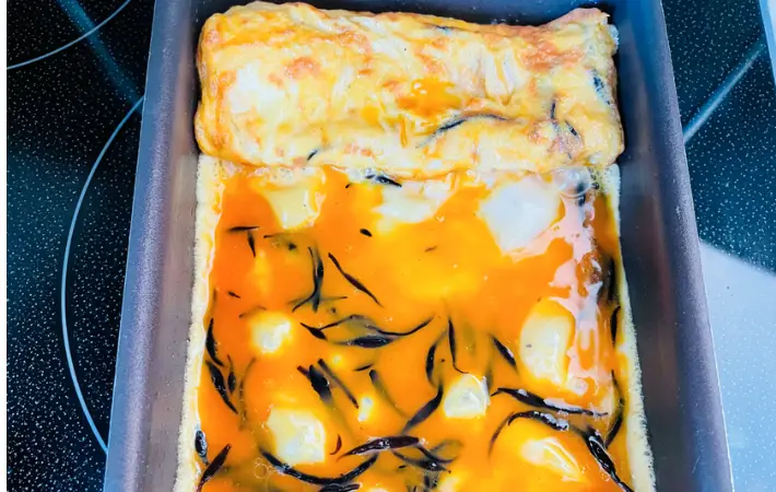 再び玉子焼き器に卵液を流し入れた画像（撮影：エニママ）