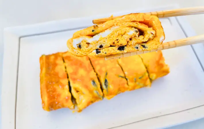 焼き上がった玉子焼きを箸で持った画像（撮影：エニママ）