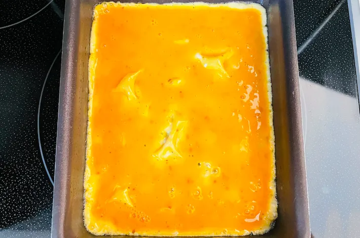 玉子焼き器に卵液を流し入れた画像（撮影：エニママ）