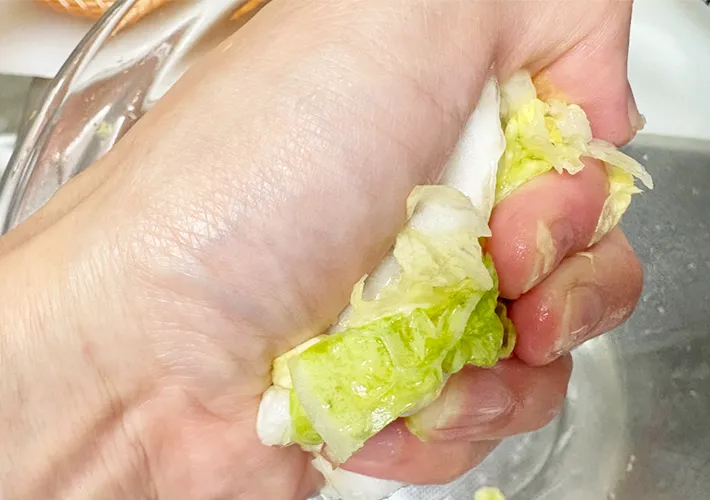 白菜から出た水分を絞っている画像（撮影:エニママ）
