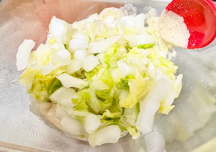 調味料の入ったボウルに白菜を加えた画像（撮影:エニママ）　