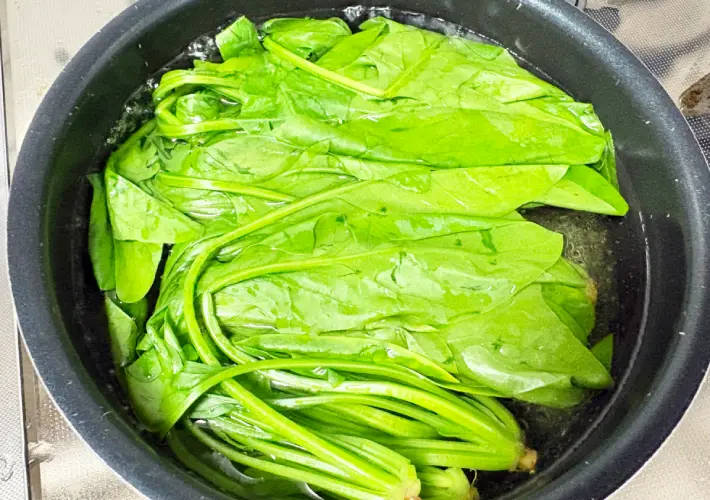 ほうれん草の葉をゆでている画像（撮影：エニママ）
