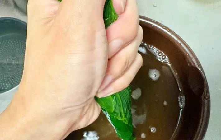 ゆでたほうれん草の水分をしぼっている画像（撮影：エニママ）
