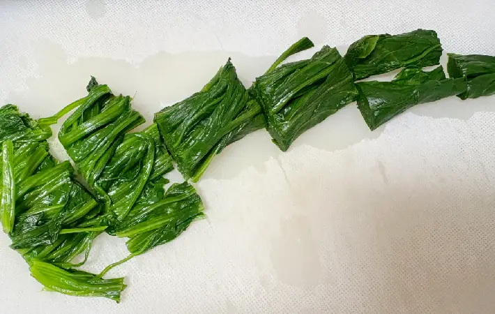 食べやすい長さに切ったほうれん草の画像（撮影：エニママ）