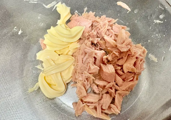 ツナとマヨネーズをボウルに入れた画像（撮影：エニママ）
