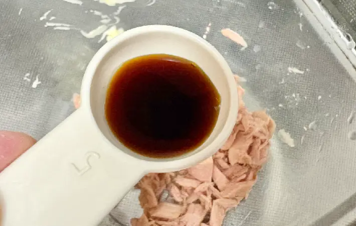 醤油を加えている画像（撮影：エニママ）